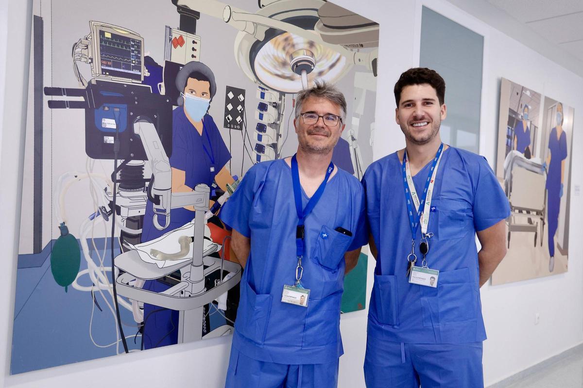 Los doctores Álvaro Toledano y Javier Dorado, neurocirujanos del hospital Reina Sofía.