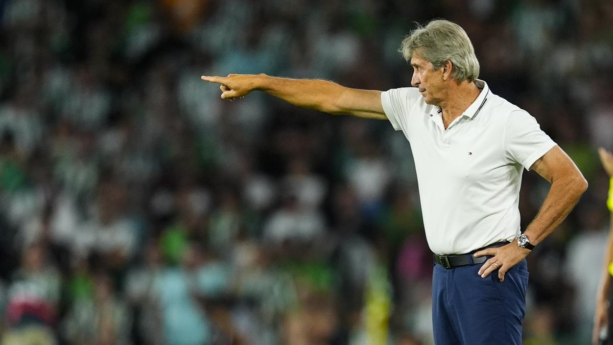 Manuel Pellegrini, entrenador del Real Betis, gesticula durante el partido de fútbol de la liga española, La Liga EA Sports, disputado entre el Real Betis y el Girona FC en el estadio Benito Villamarín el 15 de agosto de 2024, en Sevilla, España.