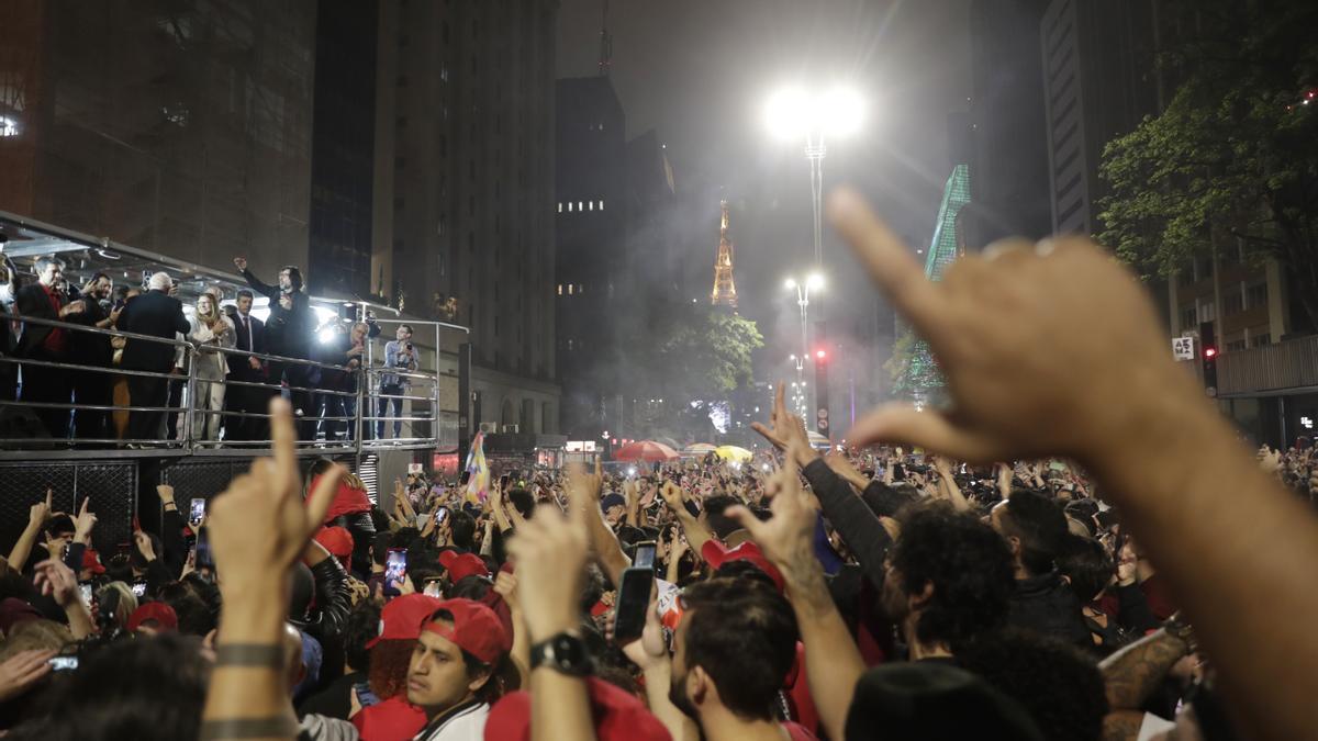 Las calles de Brasil, llenas durante la noche electoral.