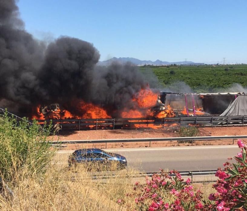 Incendio de dos camiones en la A-7 en Nules