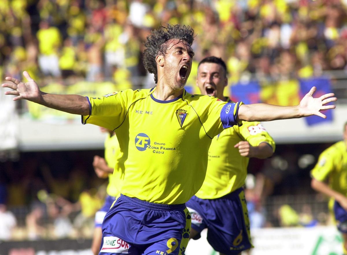 Oli celebra un gol en su etapa en el Cádiz.