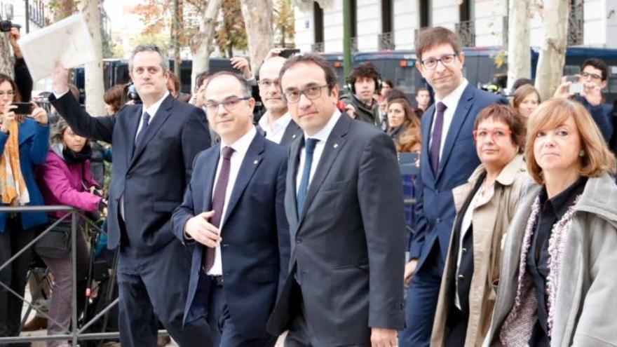 Membres de l&#039;antic govern català anant a declarar