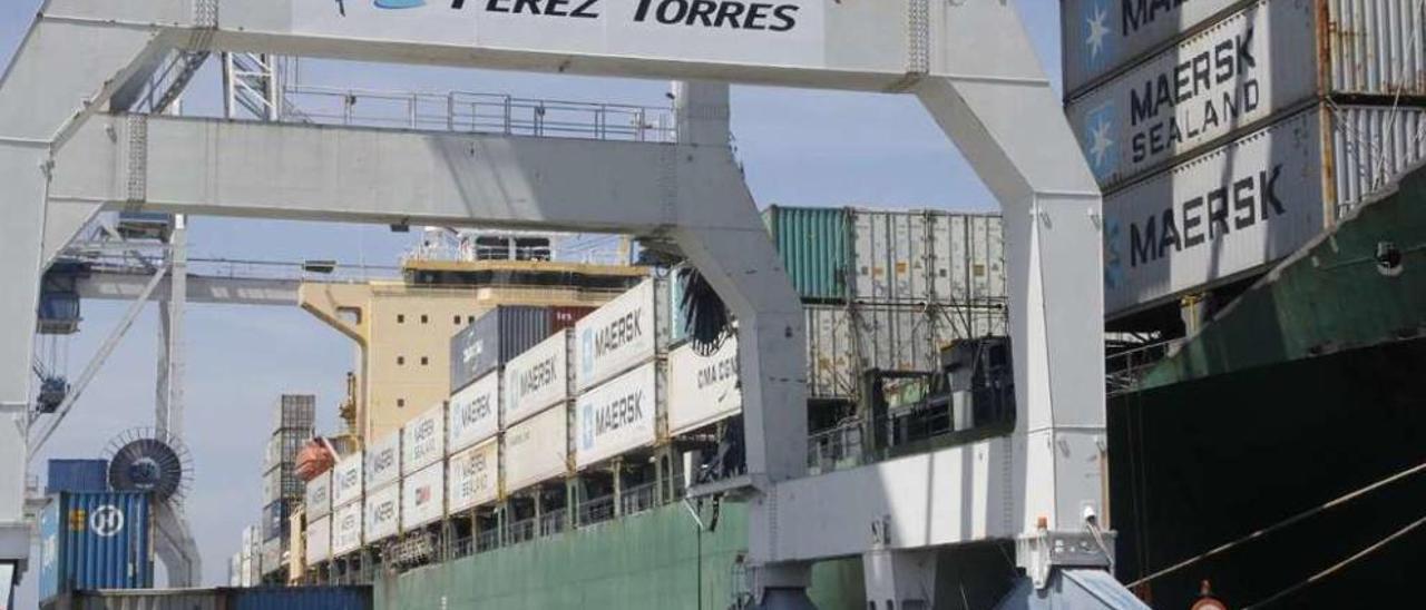 Dos barcos de Maersk, la última naviera llegada al Puerto, atracados en uno de sus muelles. // S. Álvarez
