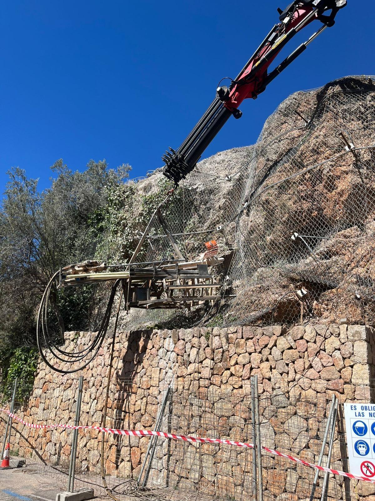 Trabajos para reforzar el talud de la carretera.