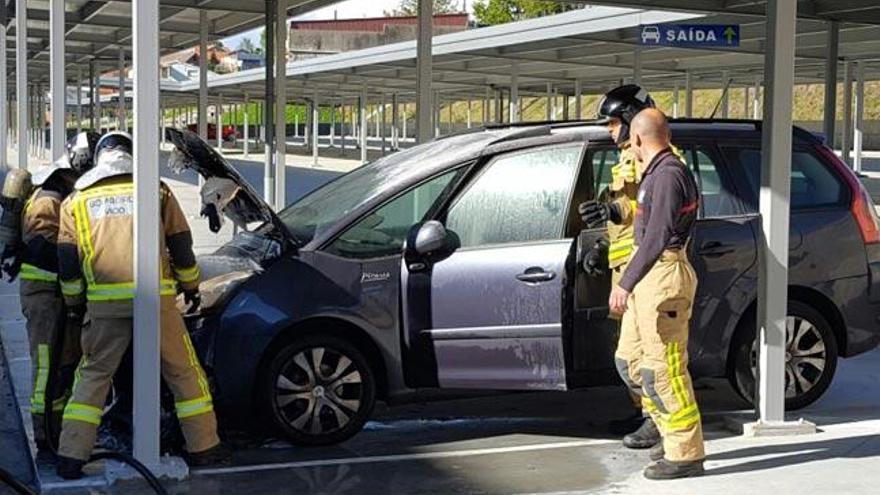 Los bomberos aseguran el coche que ardió en el Cunqueiro. // FDV