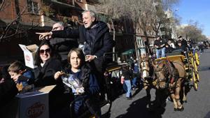 Barcelona 11.01.2026. Barcelona Tradicional cabalgata dels ‘Tres Tombs’ por el barrio de Sant Andreu con la presencia del alcalde Jaume Collboni y otros políticos de la oposición. Fotografía de Jordi Cotrina