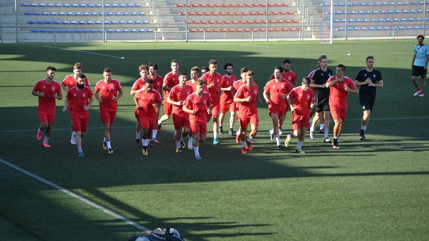 Los jugadores del Eldense, durante el entrenamiento.