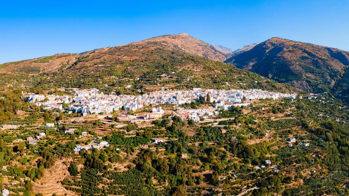 Descubre el pueblo más mágico de Granada y su misteriosa cascada roja de aguas curativas