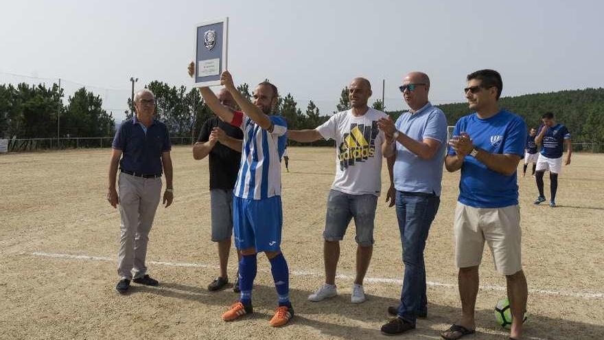 El Cenlle fue agasajado en el campo de Rúa Nova por la Federación en su 50 aniversario. // Enzo Sarmiento