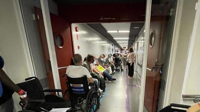Pasillos de urgencias del Hospital Doctor Negrín en un día de saturación de las últimas semanas.
