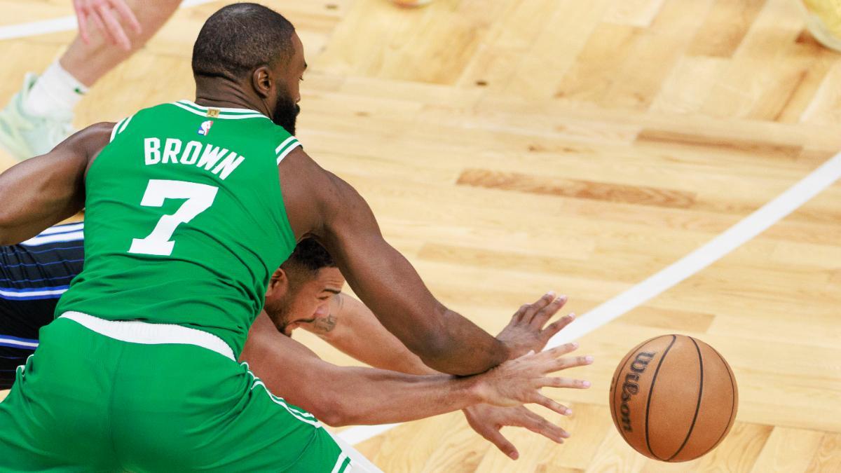 Jaylen Brown luchando un balón Cory Joseph