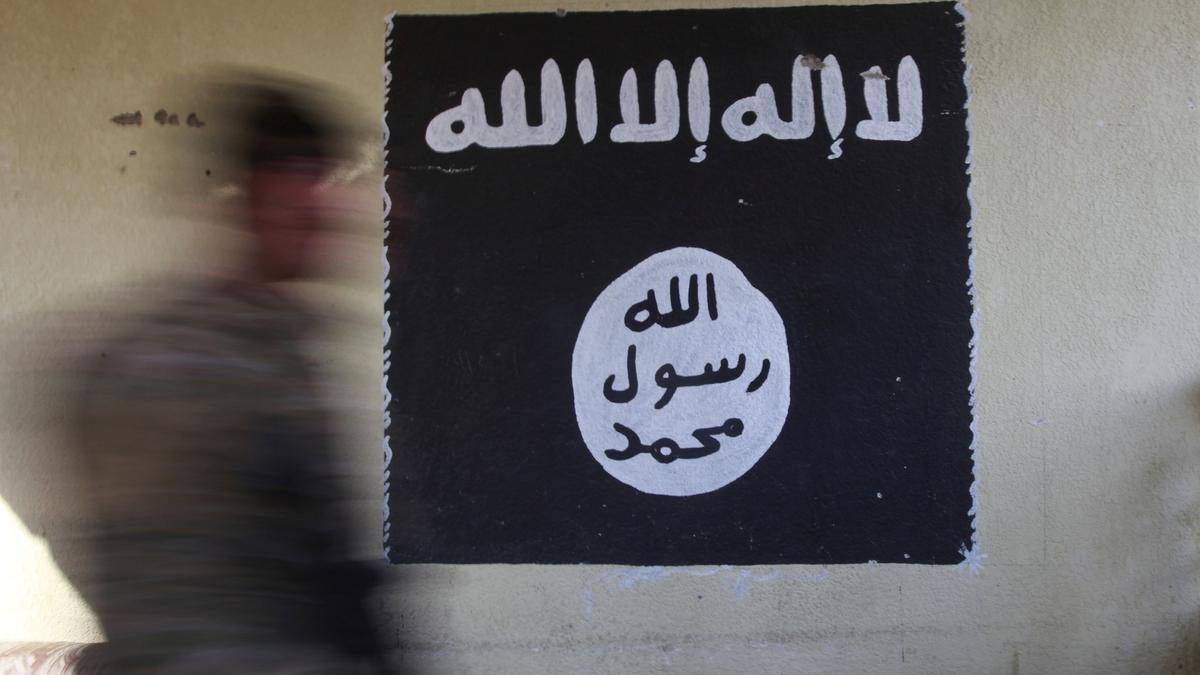 Una bandera de Estado Islámico, el grupo armado yihadista que opera en Siria e Irak