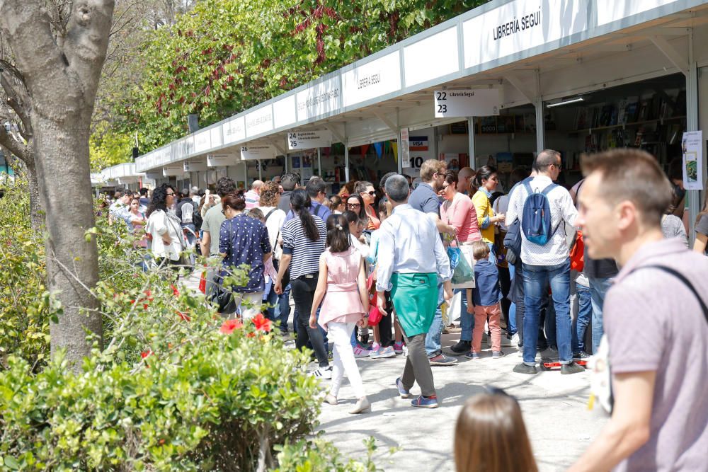 Último día de la 53.ª Feria del Libro de València celebrada en los jardines de Viveros.