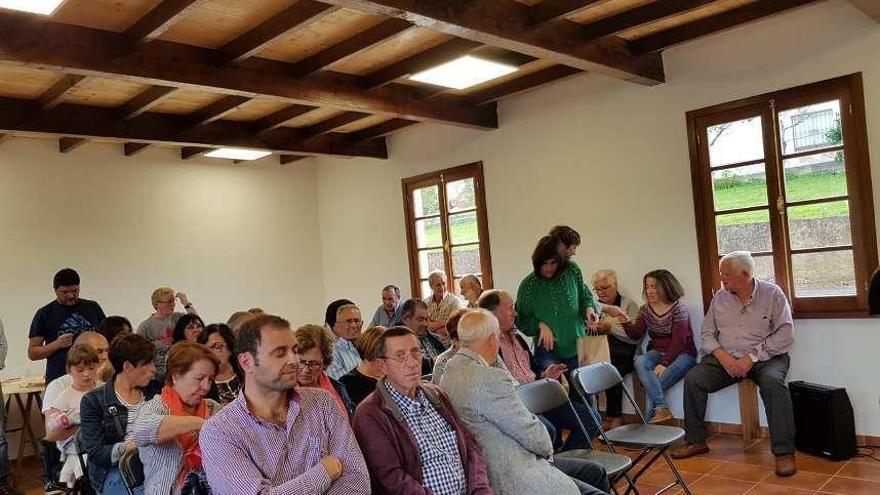 Los vecinos, ayer, en el interior de las escuelas.