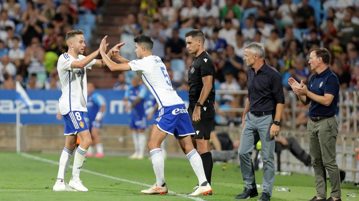 Marc saluda a Grau, su sustituto en los últimos minutos del partido ante el Villarreal B.