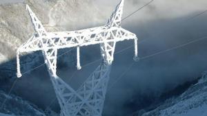 Torre de la red de electricidad completamente cubierta de hielo.