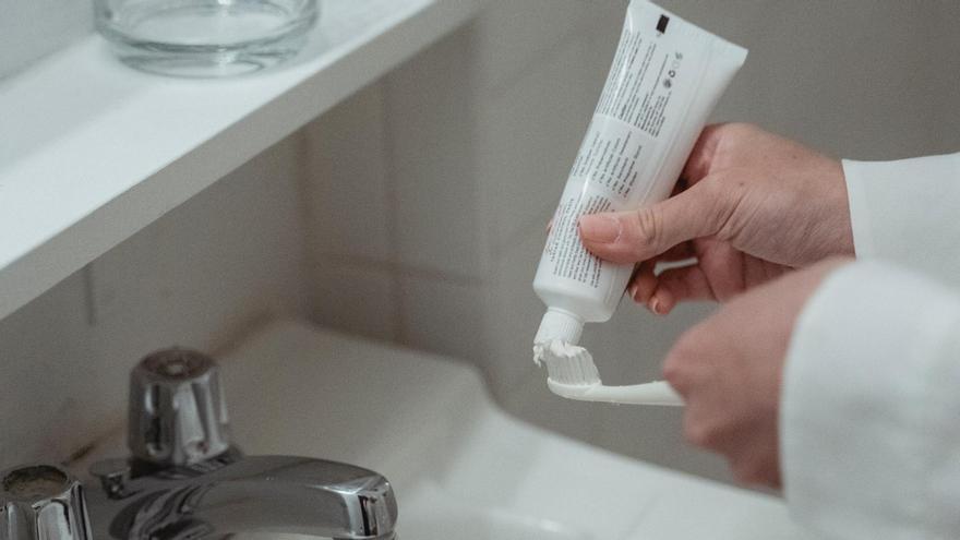 Pelotas de pasta de dientes en el váter: este truco acabará con el problema más común