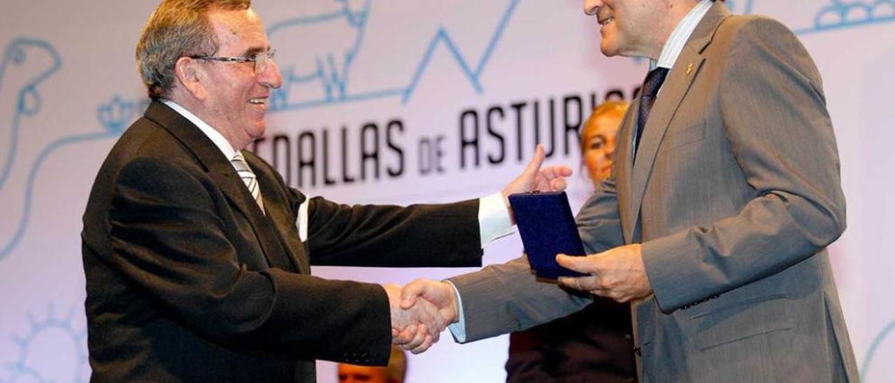 Serrano recibiendo la medalla de plata de Asturias en 2014 de manos de Javier Fernández.