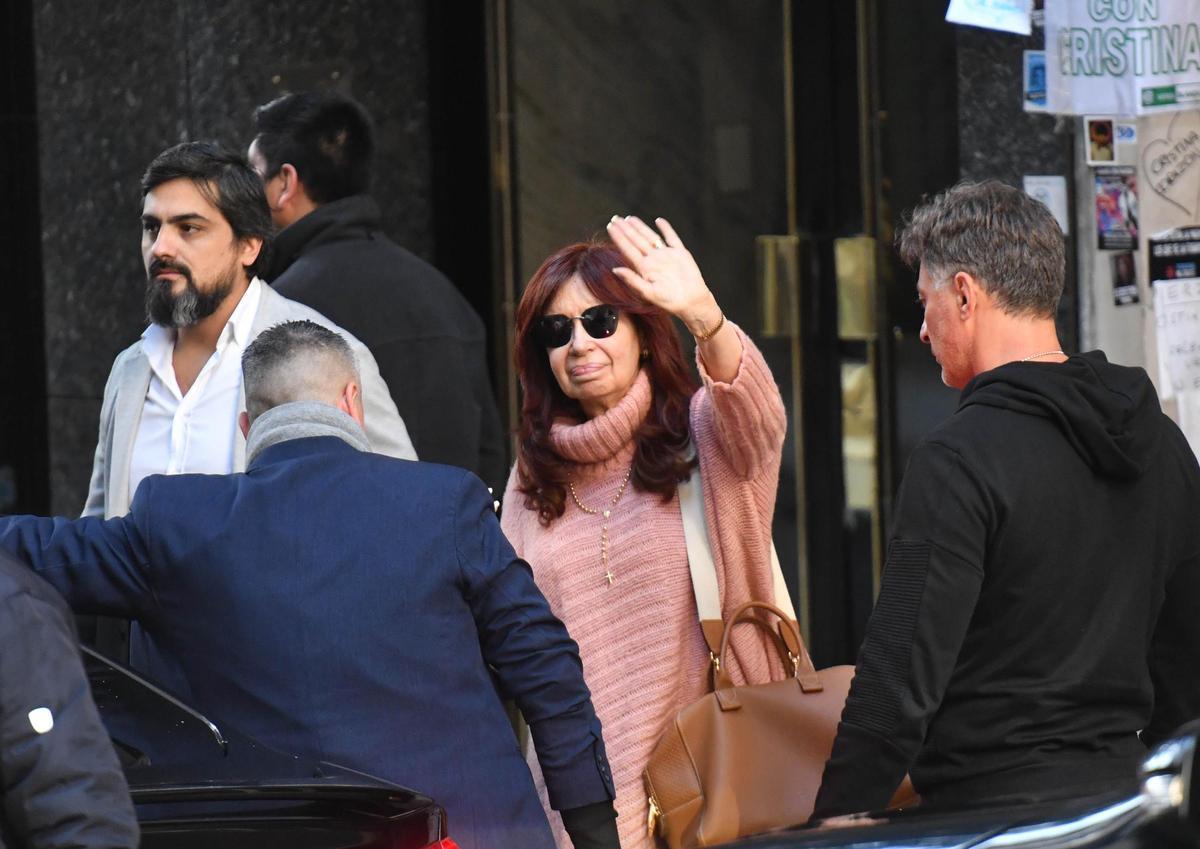 Cristina Fernández, visiblemente afectada, se retira de su domicilio horas después del atentado.