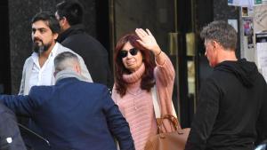Cristina Fernández, visiblemente afectada, se retira de su domicilio horas después del atentado.