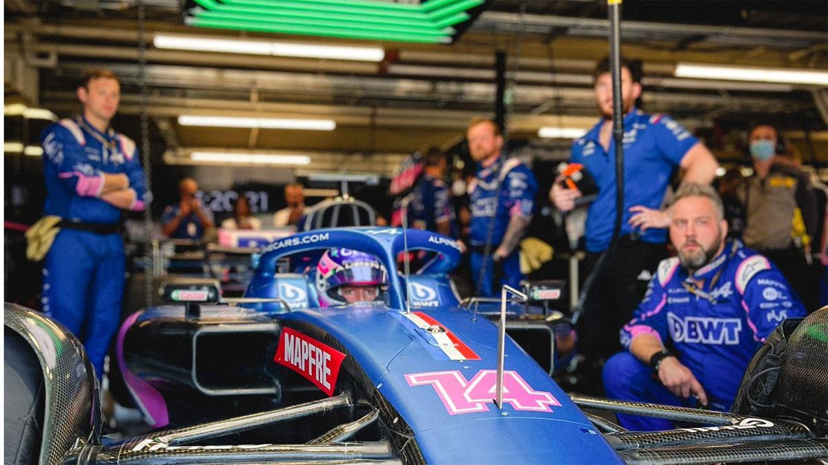 Alonso, en el box de Alpine