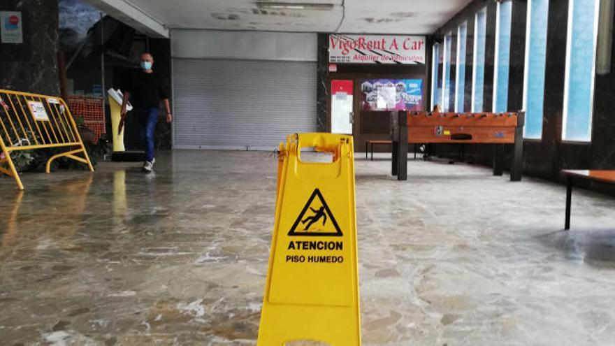 Una estación cercada por las obras