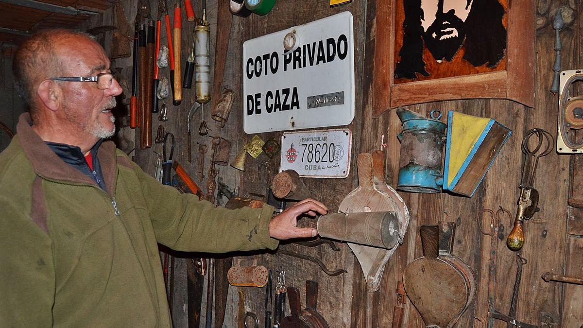 Jesús Pousa muestra alguno de los objetos que dan vida a un museo familiar instalado en la bodega. | Araceli Saavedra