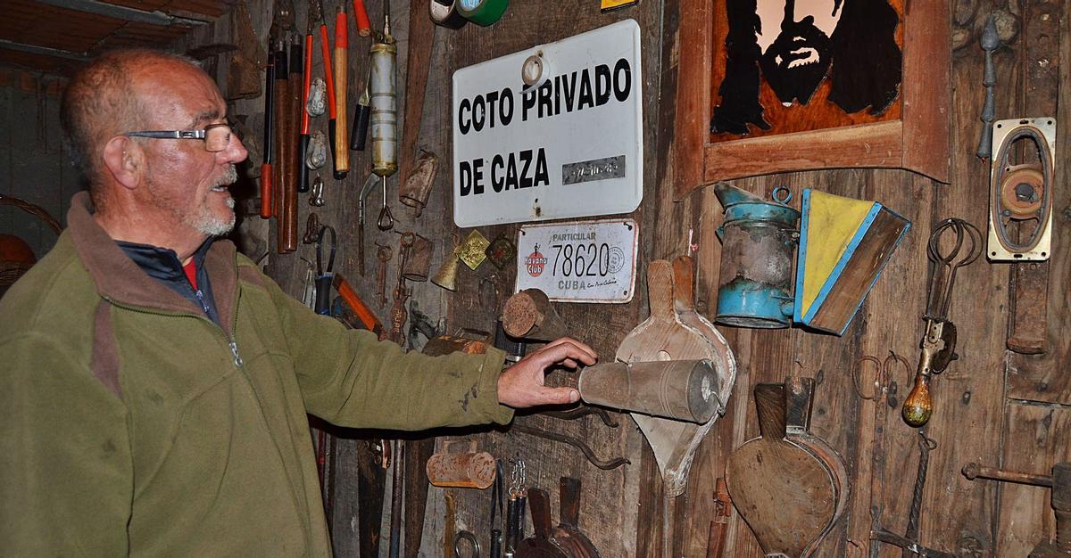 Jesús Pousa muestra alguno de los objetos que dan vida a un museo familiar instalado en la bodega. | Araceli Saavedra