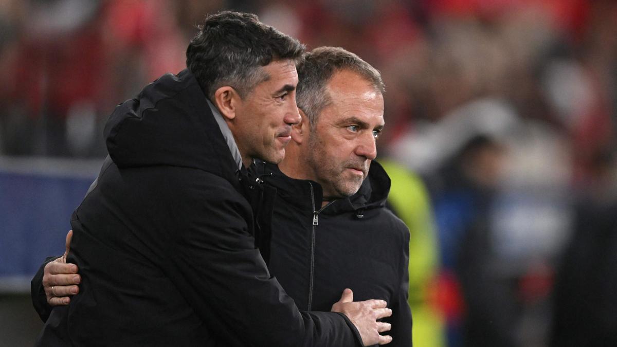 Bruno Lage, el entrenador del Benfica, se abraza a su colega Hansi Flick en el Estadio Da Luz de Lisboa.