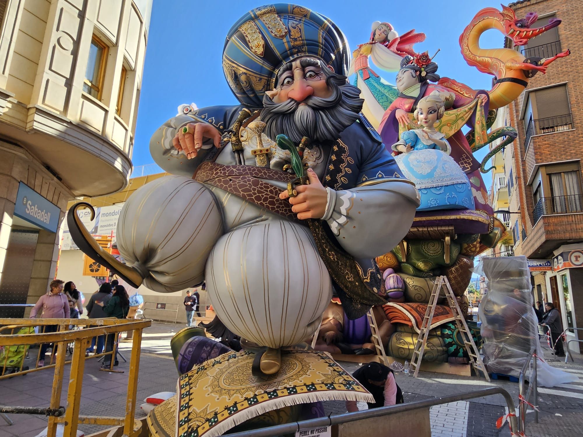 Las fallas de Sección Especial de Alzira empiezan a brillar tras un esfuerzo titánico