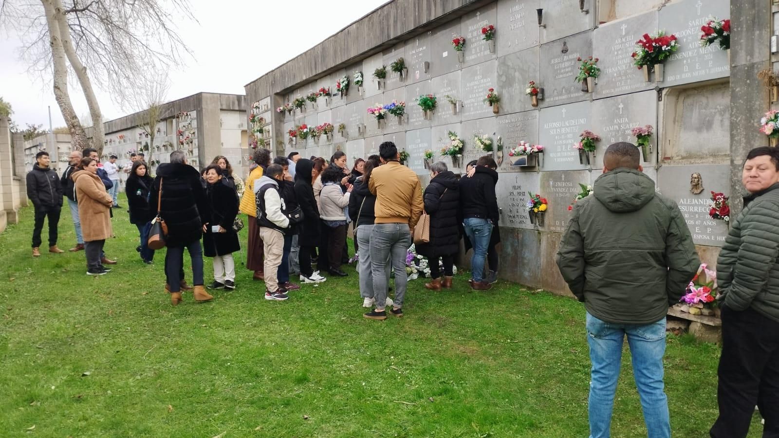 EN IMÁGENES: Familiares y amigos despiden a Leónidas Labord, el cuidador ecuatoriano apuñalado en La Corredoria