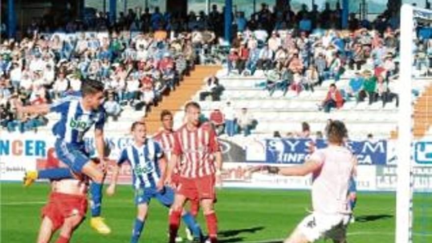 Rubén Sobrino remata a gol en una acció del Ponferradina-Girona de la passada temporada.