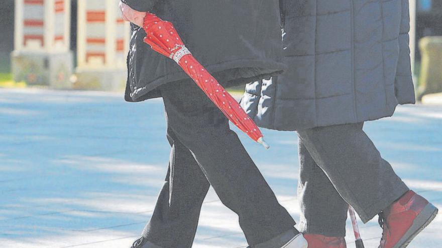 Dos personas mayores durante un paseo. |  // IÑAKI OSORIO