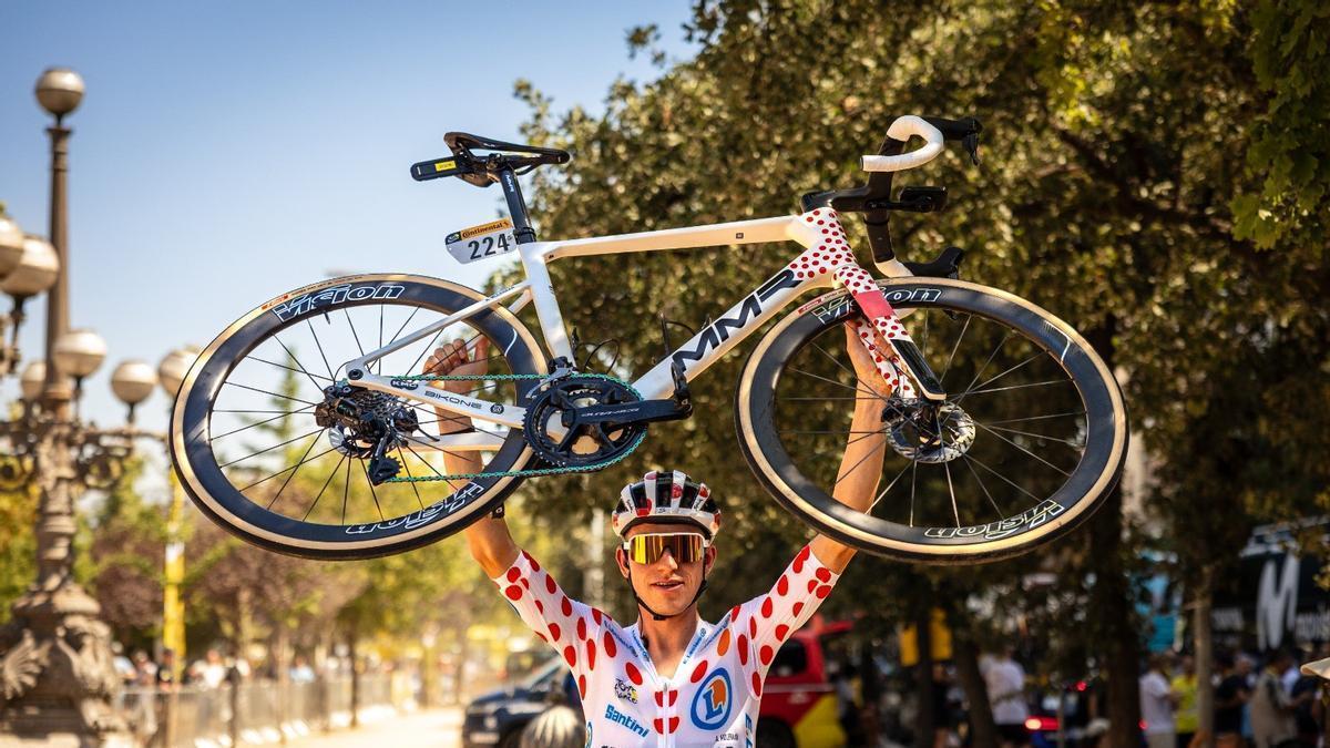 Alex Molenaar con el maillot de líder de la clasificación de la montaña y su MMR Aelion SL.