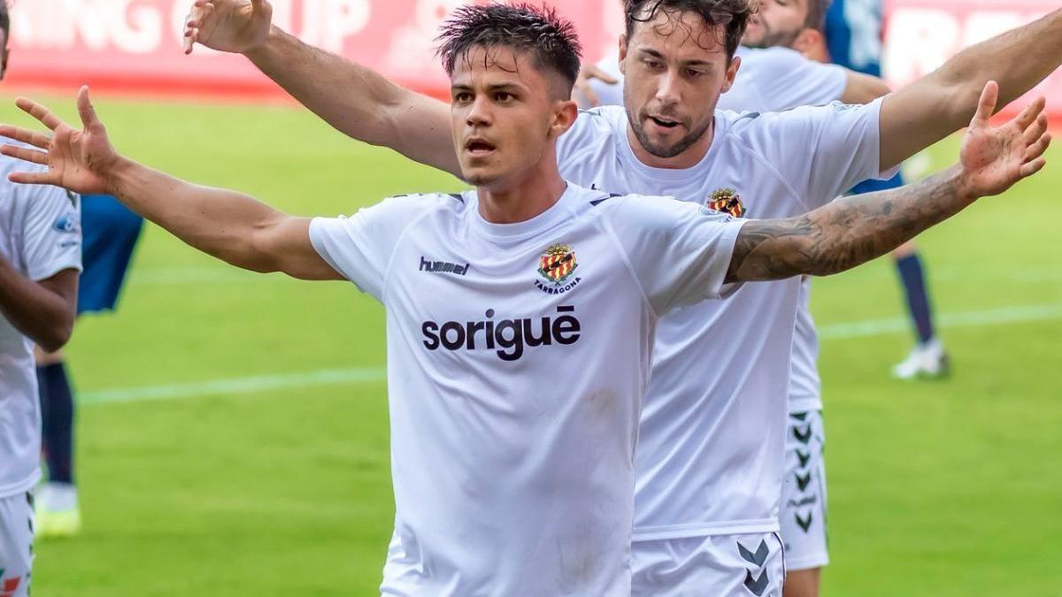 Roger Brugué celebrant un gol amb els tarragonins.