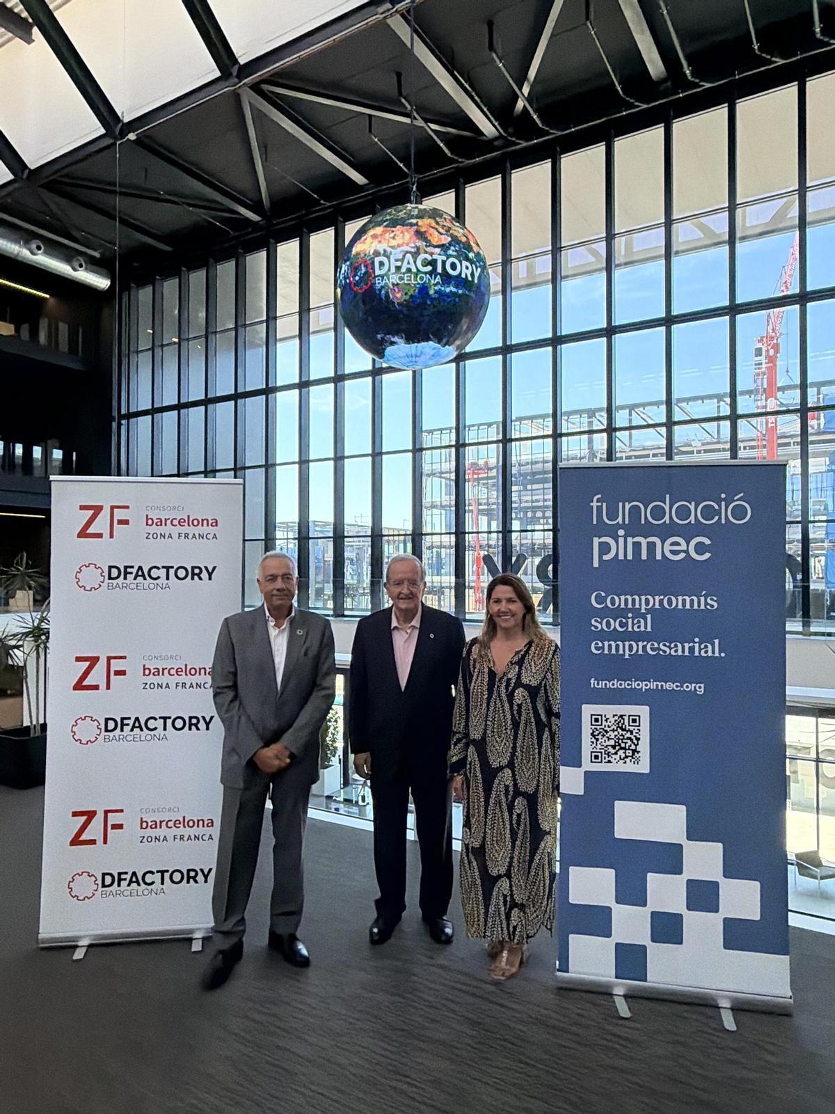 Pere Navarro, presidente ejecutivo del CZFB, y Blanca Sorigué, directora general del Consorci de la Zona Franca de Barcelona (CZFB), junto a Josep González, presidente de la Fundació Pimec.