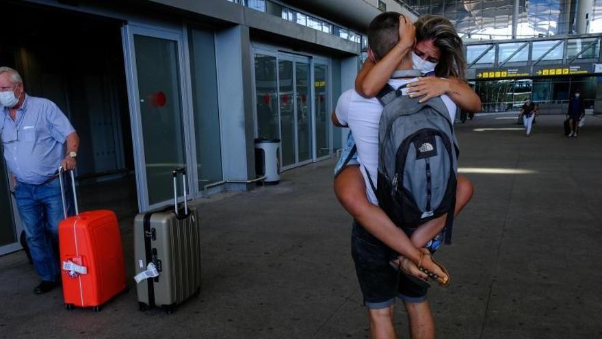 Reencuentros en el aeropuerto de Málaga.