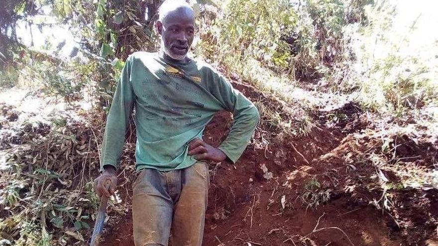 Un hombre construye una carretera en seis días para unir su pueblo con un centro comercial