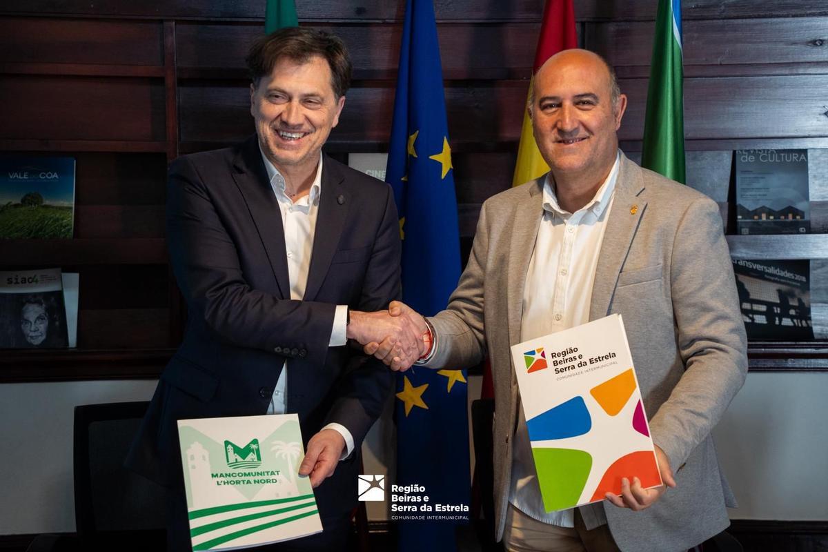 António Miraldes (Portugal) y Paco Gómez (Horta Nord) tras la firma del convenio de colaboración.