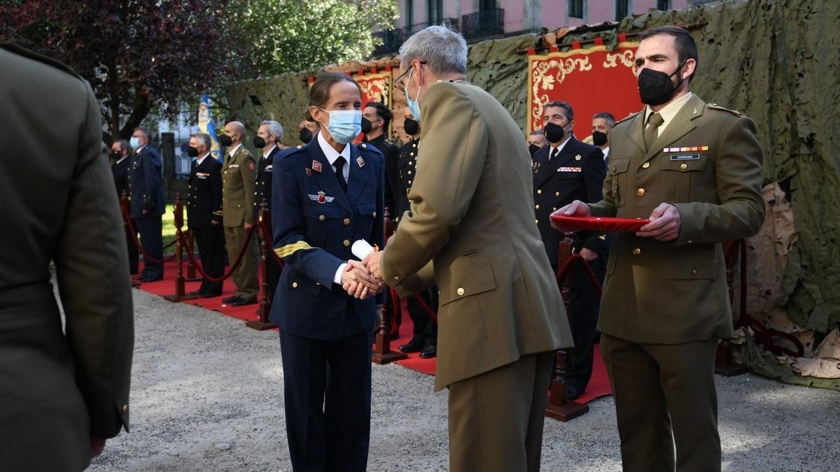 Entrega de condecoraciones, esta mañana, en la Subdelegación de Defensa en Pontevedra.