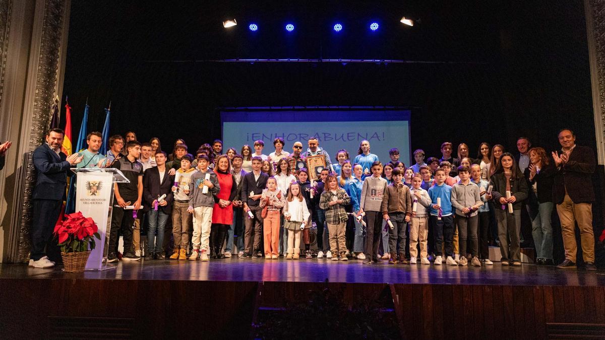 Foto de familia de premiados y autoridades en la Gala del Deporte de Villaviciosa del año pasado.