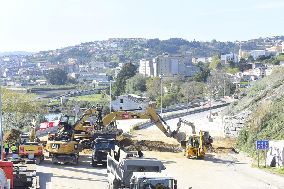 Limpieza de escombros tras la demolición del viaducto sobre A Pasaxe.