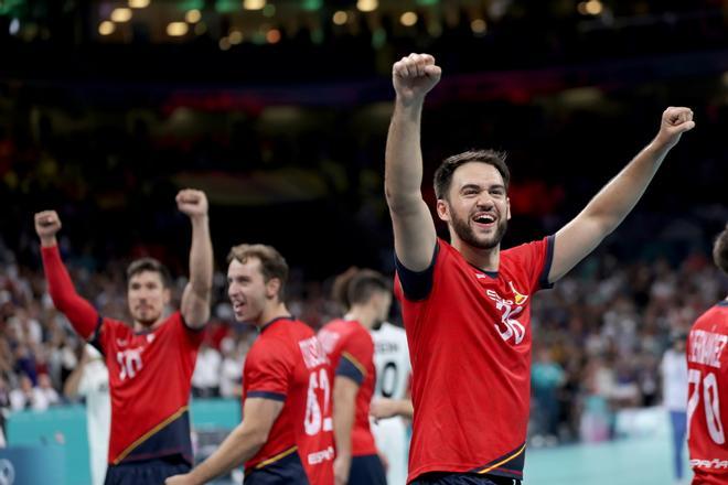 Los jugadores de balonmano de España celebran el pase a semifinales tras vencer a Egipto  en los Juegos Olímpicos París 2024 .