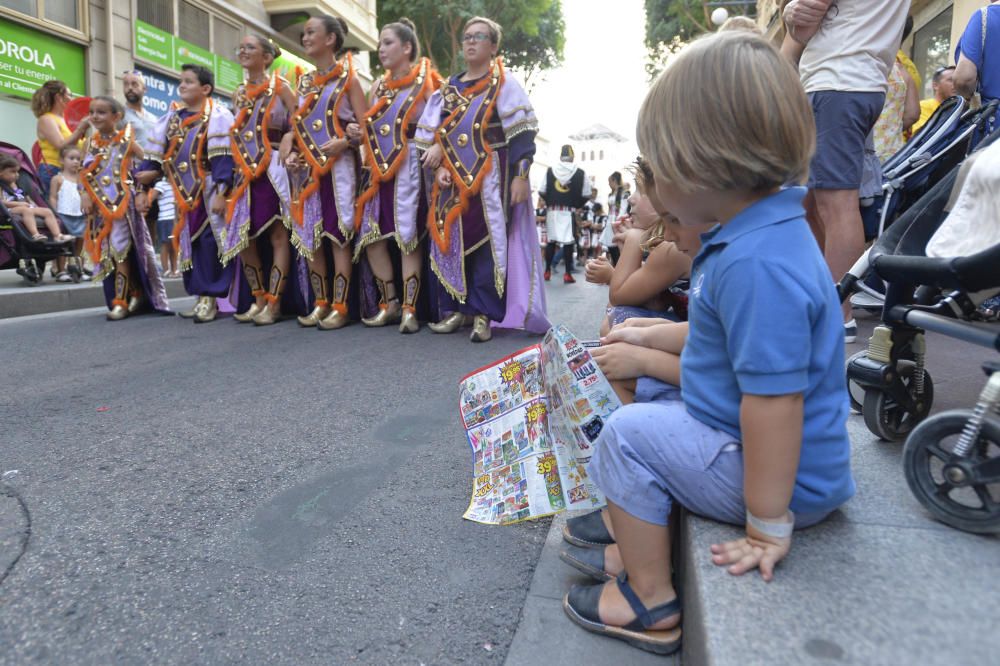 Los Moros y Cristianos reúnen a 350 niños en un desfile por las calles de Elche y la Gestora de Festejos Populares celebra una fiesta infantil en el Paseo de la Estación