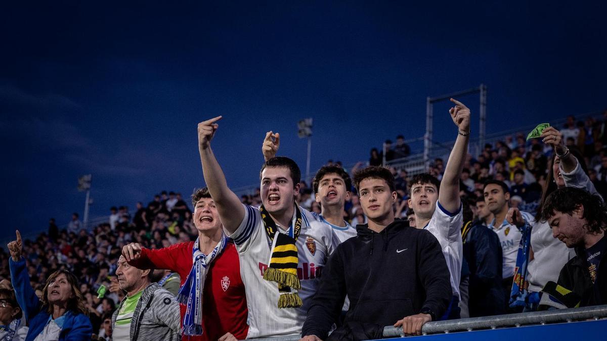 Aficionados zaragocistas muestran su enfado al final del partido ante el Sporting.