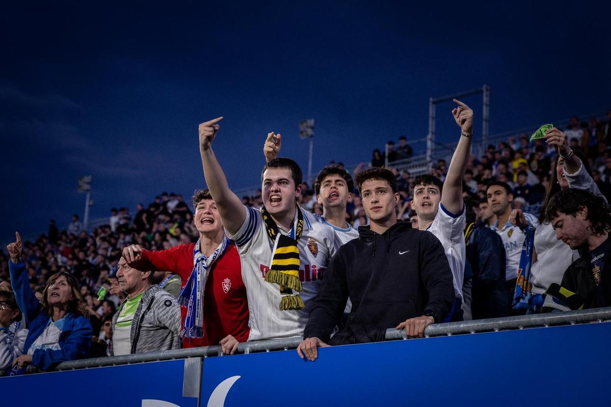 Aficionados zaragocistas muestran su enfado al final del partido ante el Sporting.