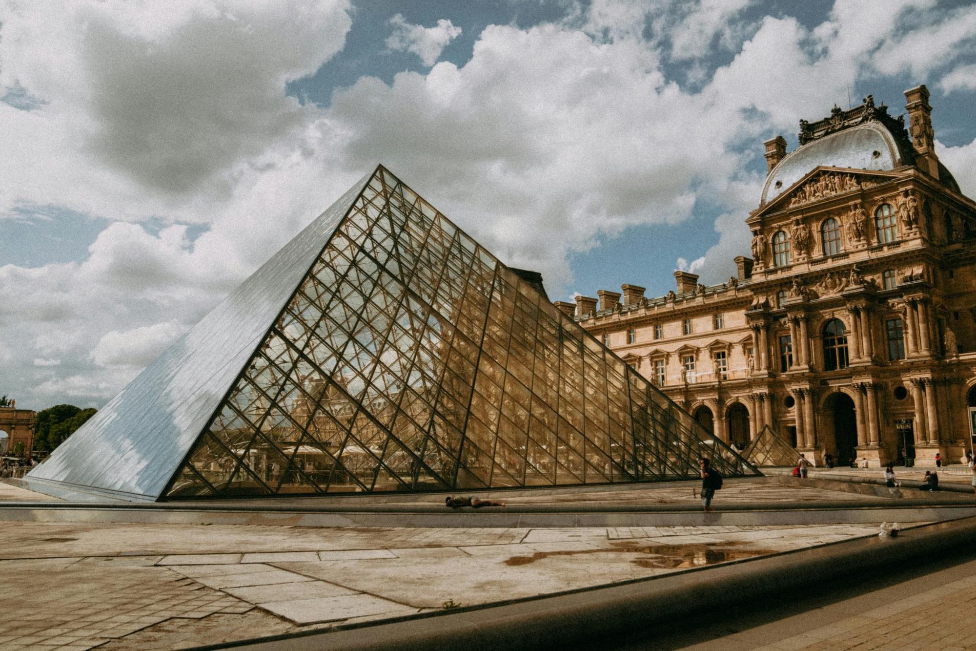 La popular pirámide a la entrada del museo del Louvre