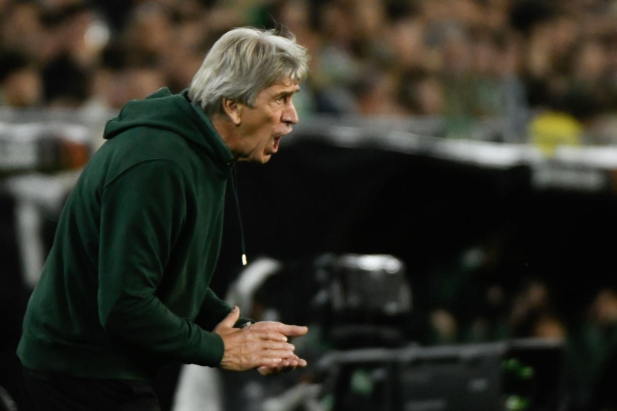 El entrenador del Betis, Manuel Pellegrini, durante el partido.