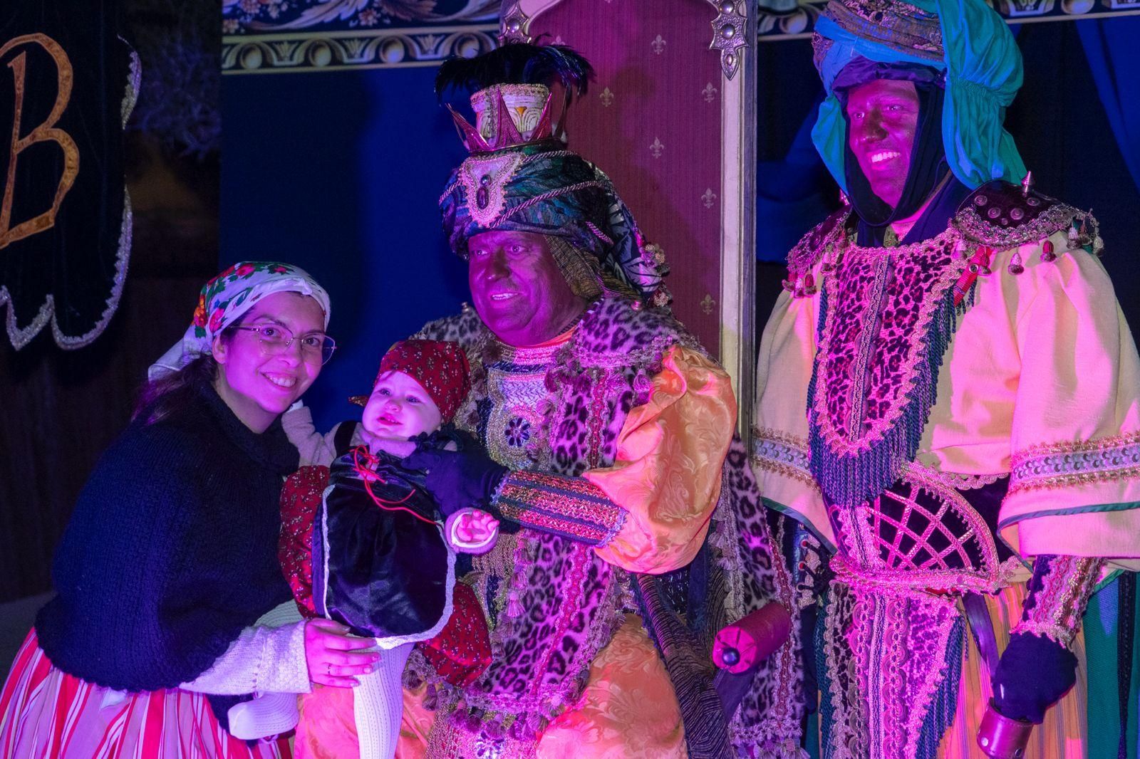 La Vila Joiosa recibe a los Reyes Magos por la puerta grande
