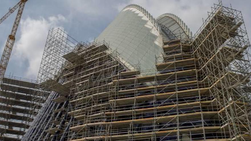 El edificio del Ágora, revestido ya del gigantesco mecano de andamiajes.